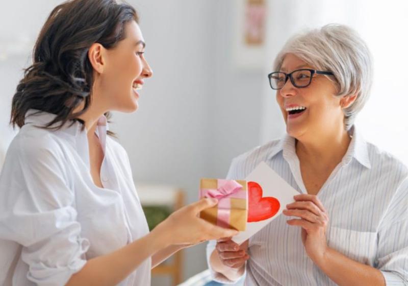 Hoa tươi ý nghĩa tuyệt đẹp là món quà hoa tặng mẹ 20/10 thể hiện lòng biết ơn và tình yêu thương